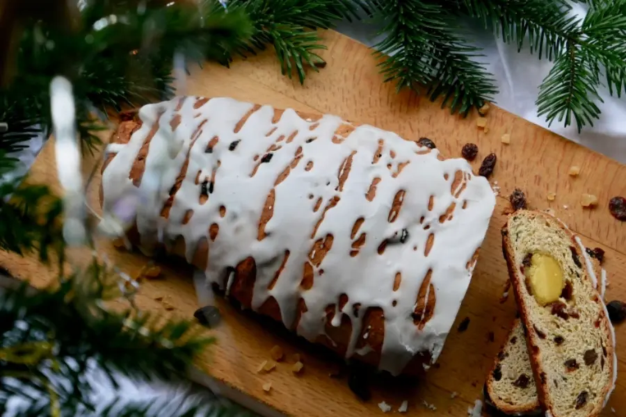 Mix Almond Icing With Cookies